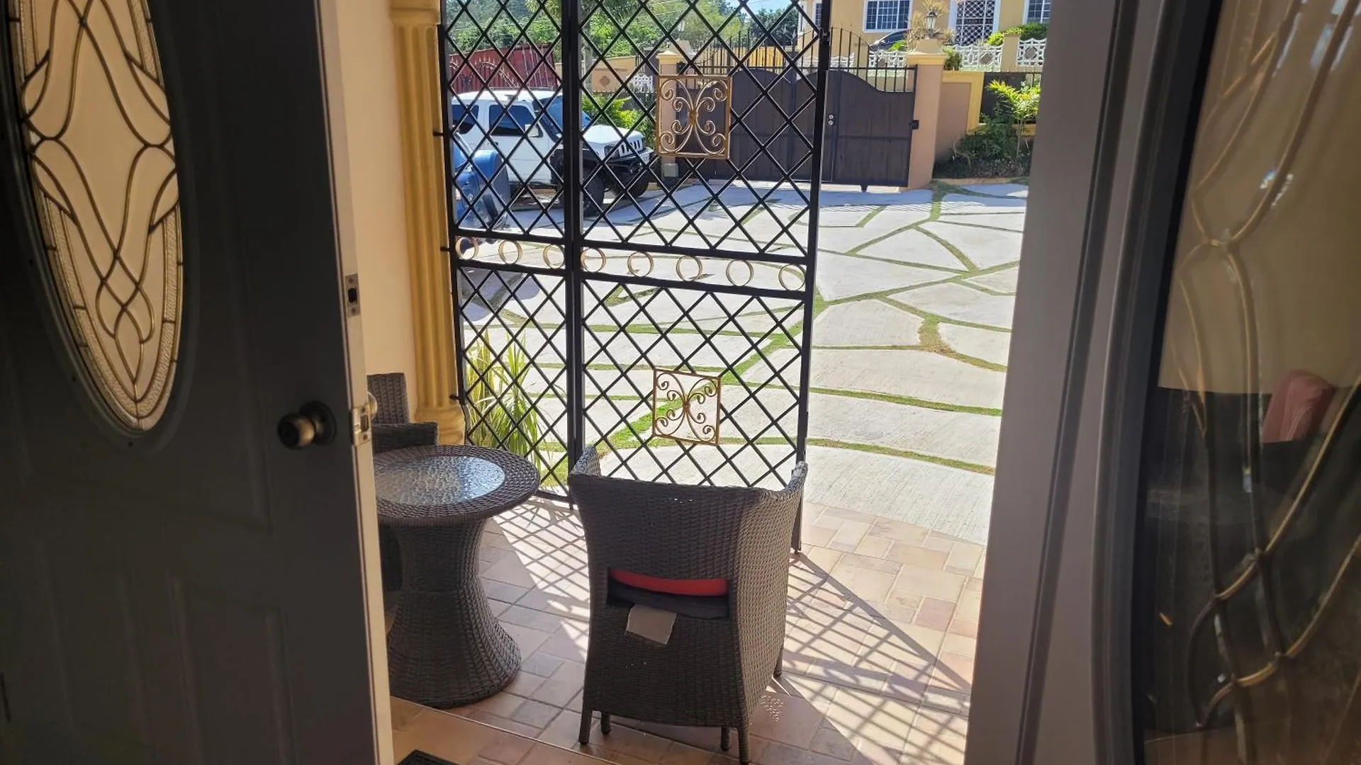 Dw Apartments With Garage And Hot Tub Mandeville Jamaica